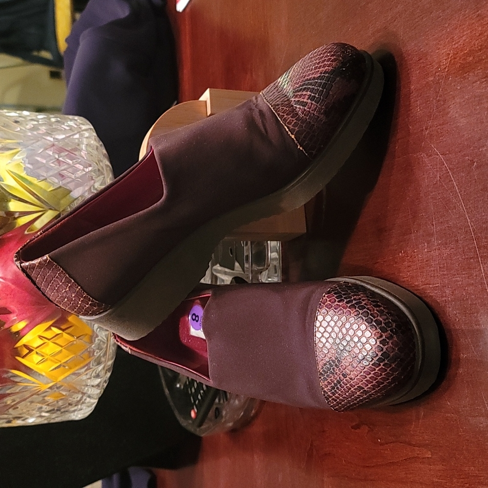 Designer (Donald J Pliner) Size 8M Foam Wedge Stretch Loafers